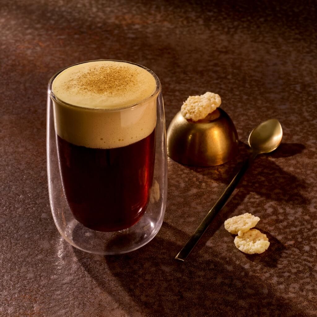 Consommé de ciuperci cu spumă de brânză proaspătă de capră și cracker de brânză