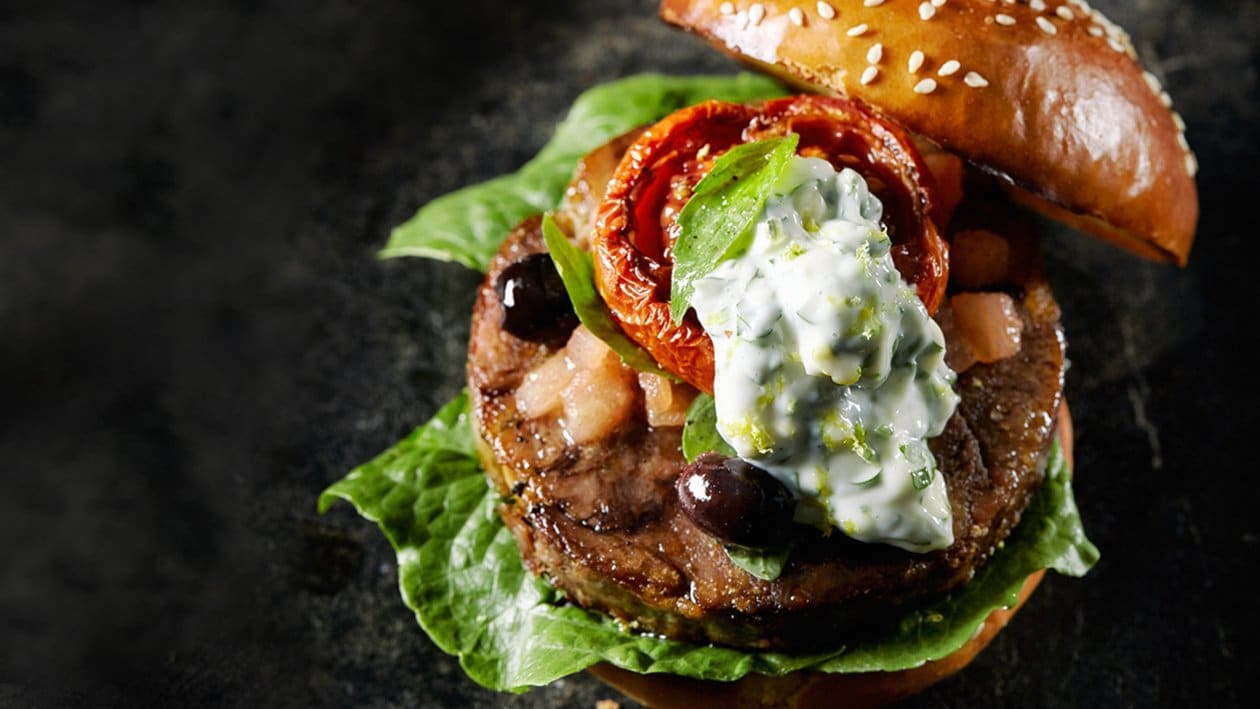 Burger ossobuco cu maioneza gremolata si sos de rosii – - Reţetă