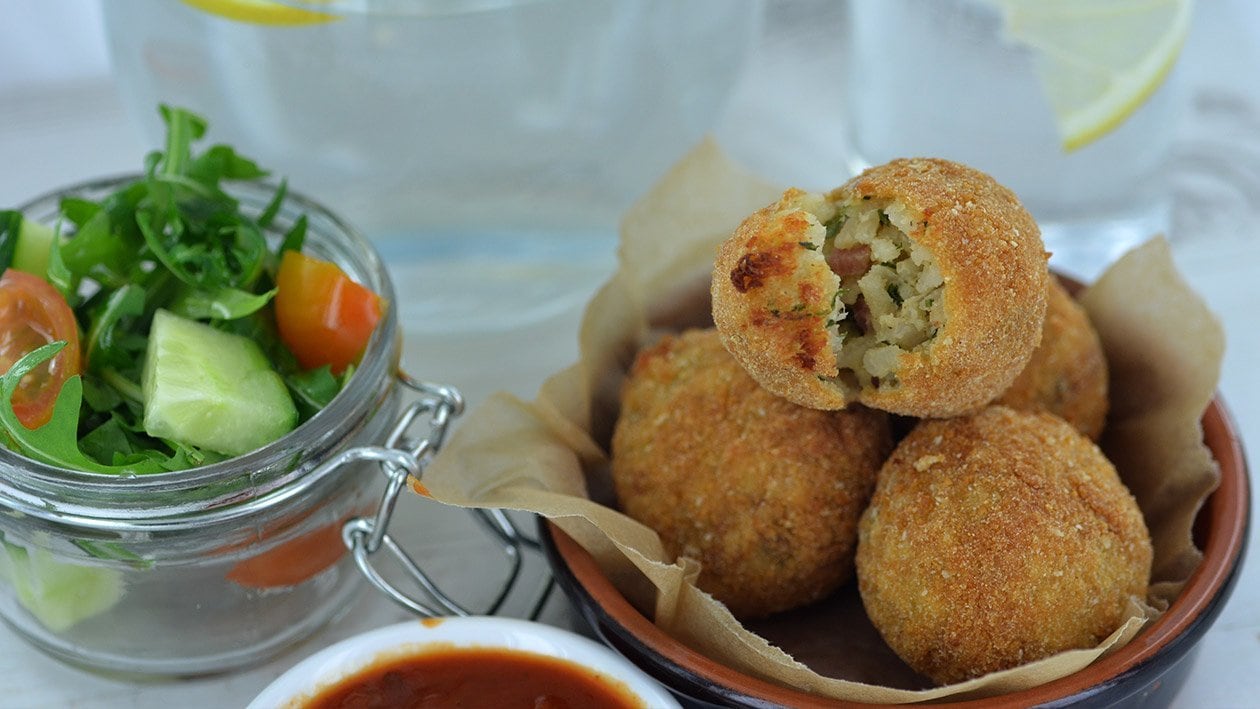 Chiftelute-aperitiv de inspiratie siciliana: arancini cu orez in stil Carbonara – - Reţetă