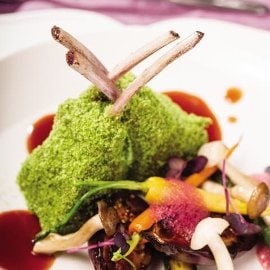 Cotlete de berbecut invelite in pudra de rucola, mini legume grill, sos demi-glace, spuma de vin Cotlete de berbecut invelite in pudra de rucola, mini legume grill, sos demi-glace, spuma de vin