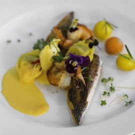 File de dorada regala cu creveti si tortellini cu spanac, sfere de cartofi cu sofran si sos olandez File de dorada regala cu creveti si tortellini cu spanac, sfere de cartofi cu sofran si sos olandez