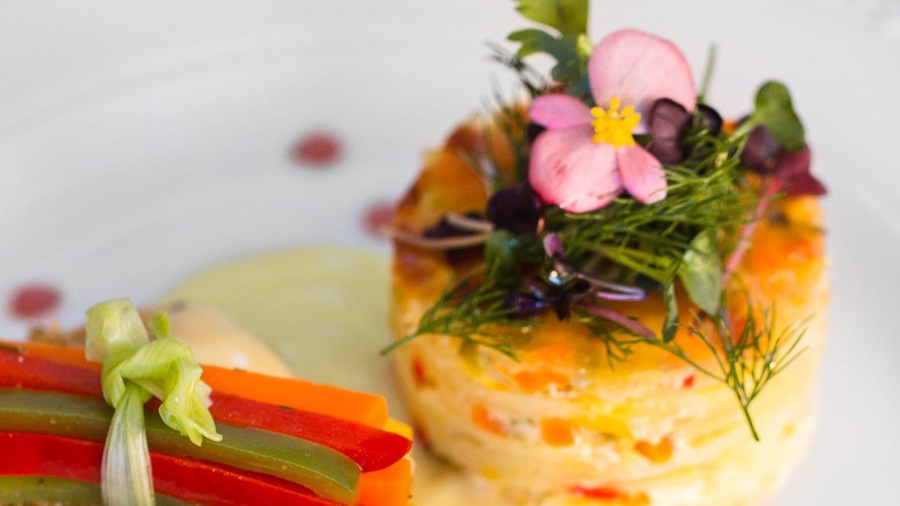 File salau in crusta de alune si sos de lamaie cu unt, cartofi gratinati alaturi de legume provence – - Reţetă