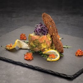 Tartar cu somon si avocado cu sos de stridii Tartar cu somon si avocado cu sos de stridii