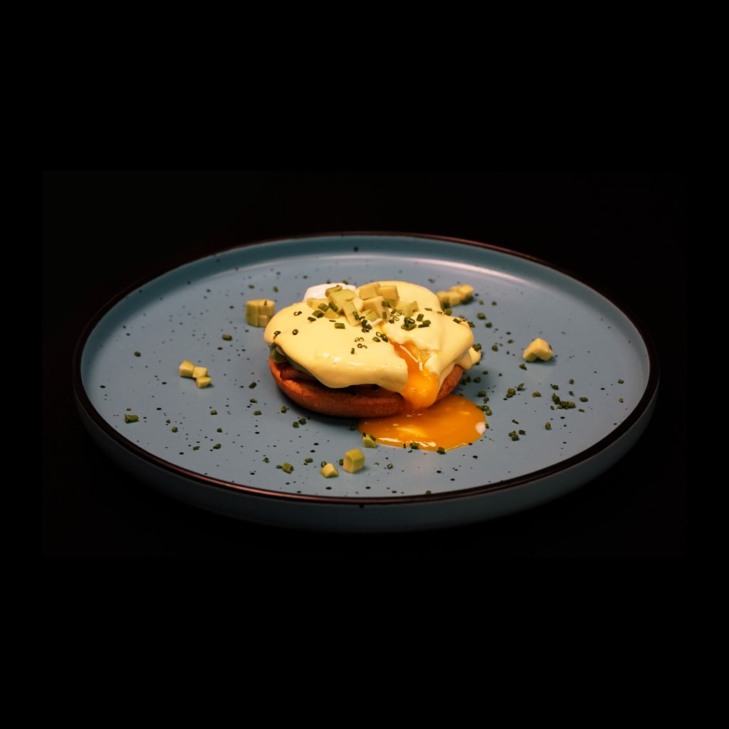 Oua Benedict cu bacon, avocado si creveti Oua Benedict cu bacon, avocado si creveti