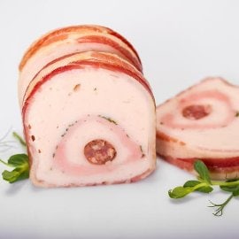 Rulada traditionala cu pui, porc si carnati de casa, invelita in jambon Rulada traditionala cu pui, porc si carnati de casa, invelita in jambon