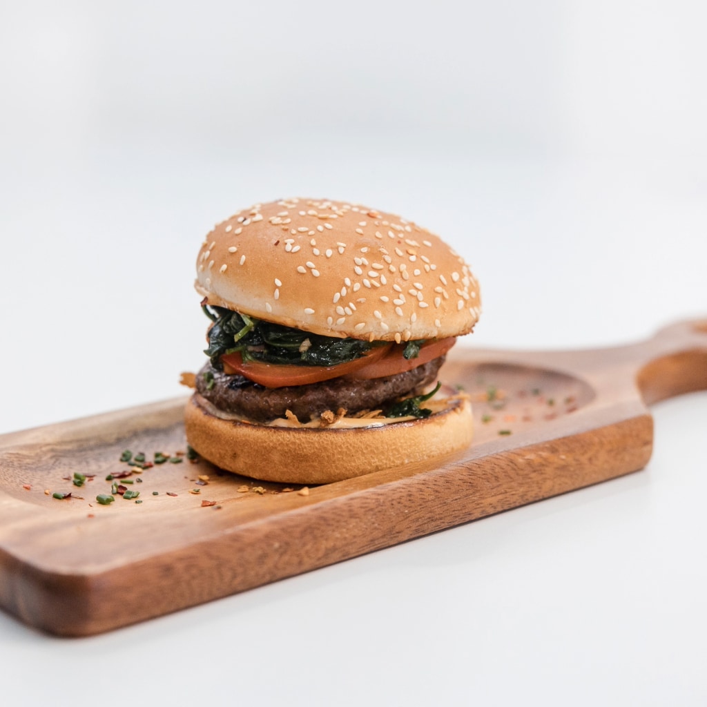 Burger de vită cu sos gourmet Burger de vită cu sos gourmet