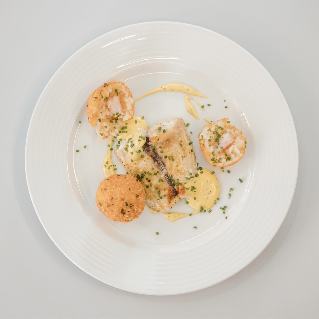 File de halibut marinat cu sos olandez și arancini umplut cu creveți File de halibut marinat cu sos olandez și arancini umplut cu creveți