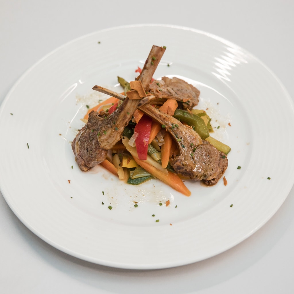 Coaste de vițel și cotlet de miel cu legume Primavera Coaste de vițel și cotlet de miel cu legume Primavera