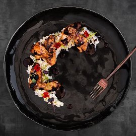 Aripioare de pui barbeque si orez cu ghimbir si susan Aripioare de pui barbeque si orez cu ghimbir si susan