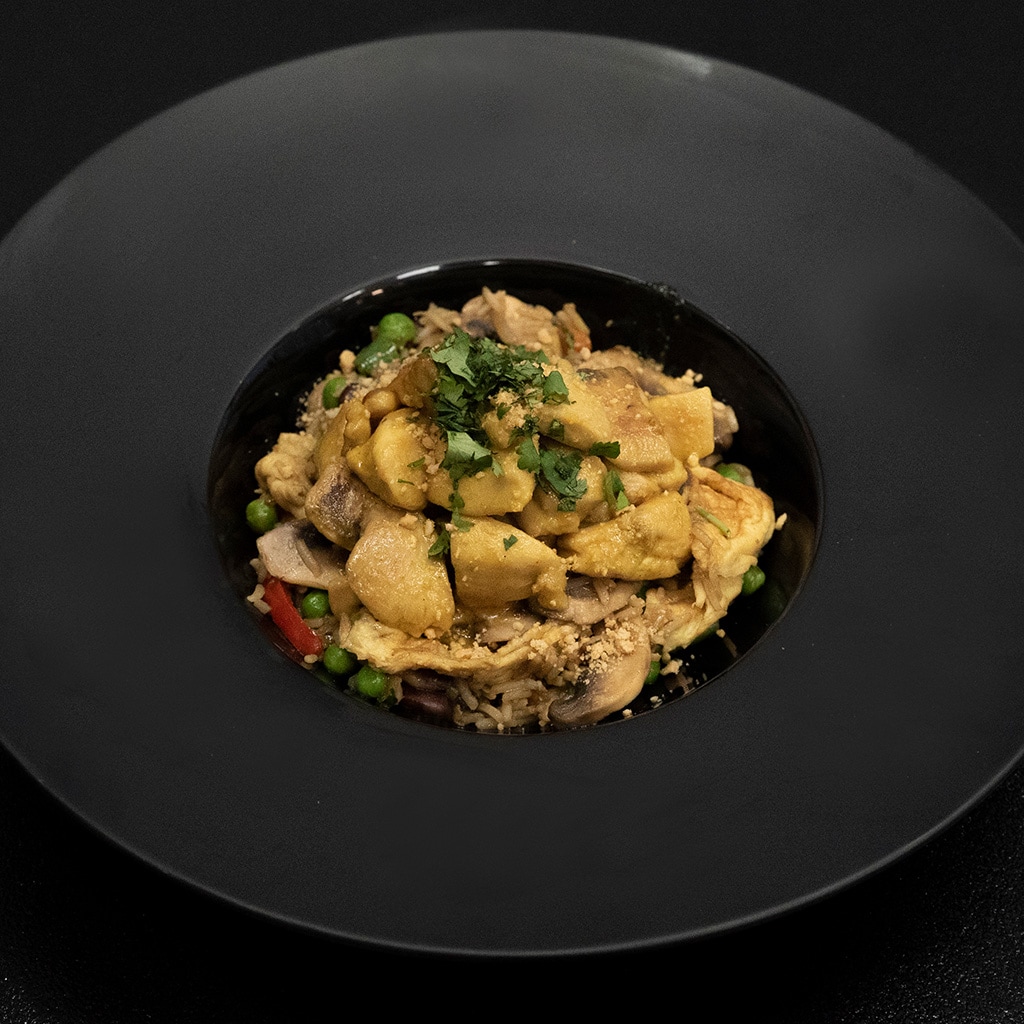 Curry de pui pe pat de orez prajit Curry de pui pe pat de orez prajit