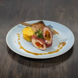 Duo rulou de pui invelit in jambon si cotlet de porc la gratar Duo rulou de pui invelit in jambon si cotlet de porc la gratar