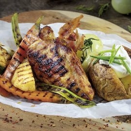 File suprem de pui cu legume la gratar, cartofi copti si crema de branza