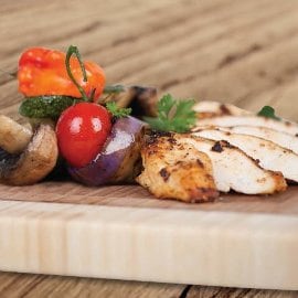 Piept de pui cu legume la gratar Piept de pui cu legume la gratar