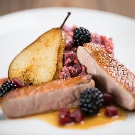 Piept de rata la gratar cu sfecla rosie, mure si risotto de bulgur Piept de rata la gratar cu sfecla rosie, mure si risotto de bulgur