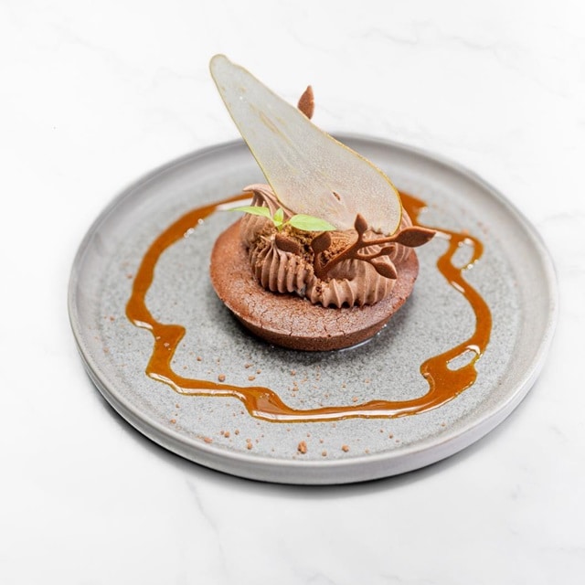 Mousse de ciocolată cu pere poșate și tort de ciocolată​