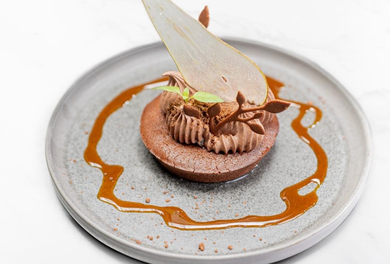 Mousse de ciocolată cu pere poșate și tort de ciocolată​ – - Reţetă