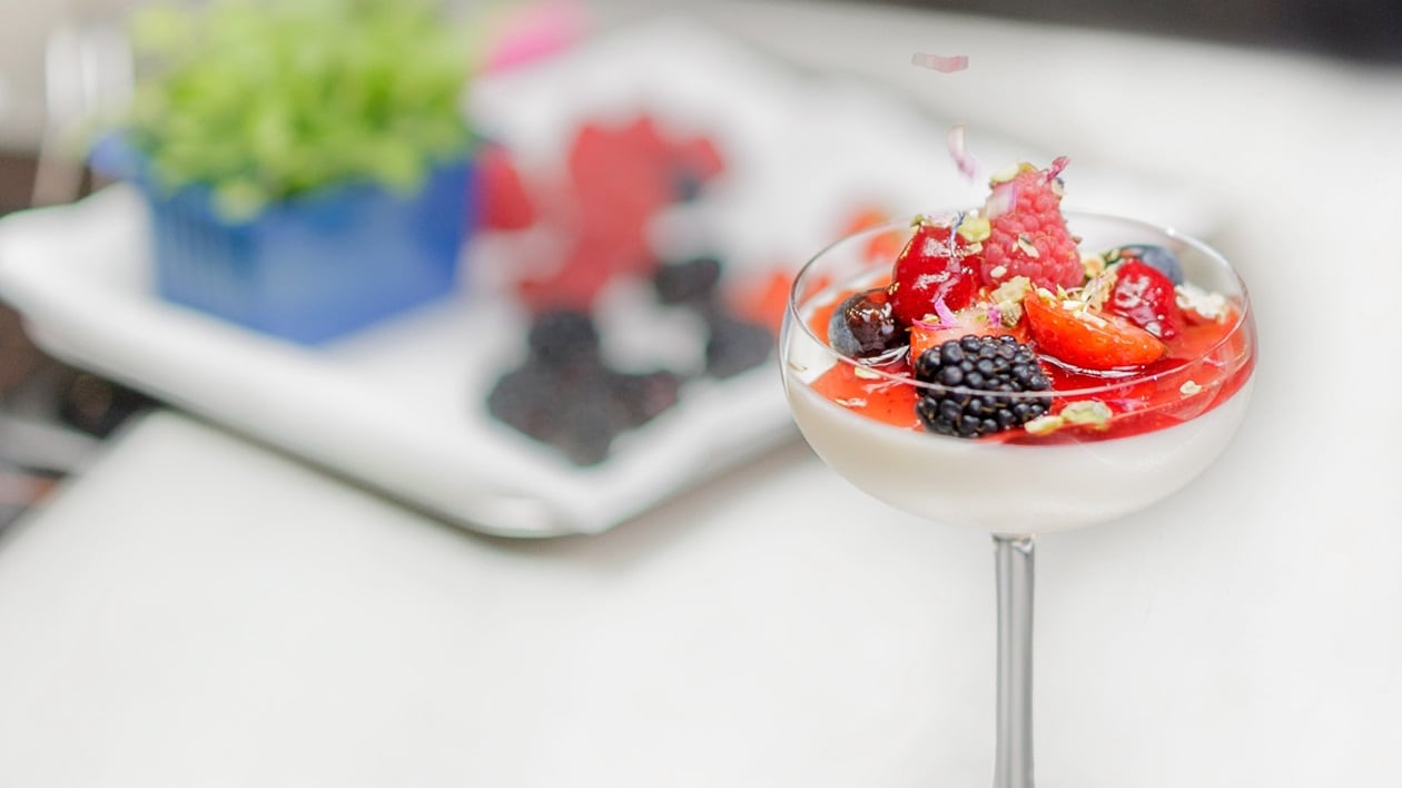 Panna cotta cu fructe de pădure și topping de căpșuni​ – - Reţetă