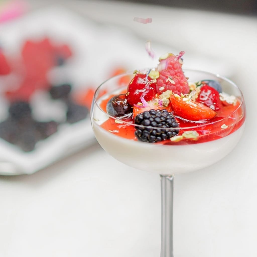 Panna cotta cu fructe de pădure și topping de căpșuni Panna cotta cu fructe de pădure și topping de căpșuni