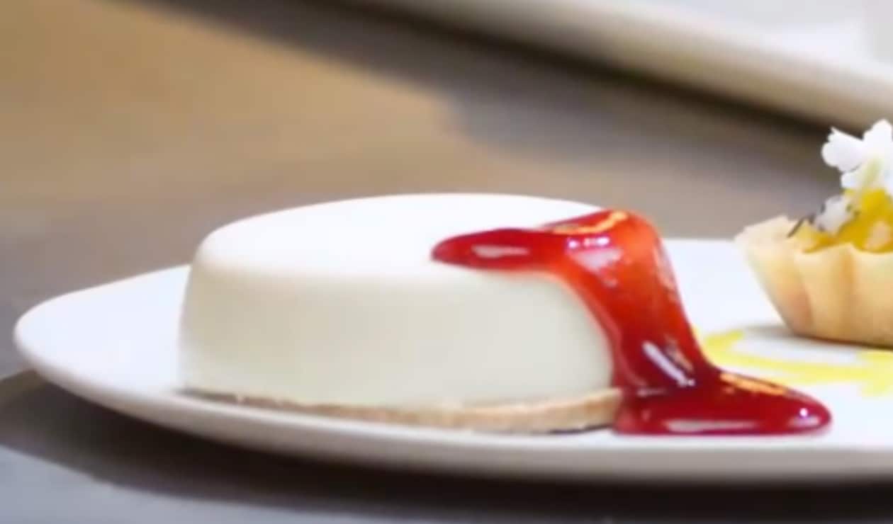 Panna cotta cu tartelette de fructe și topping de căpșuni​ – - Reţetă