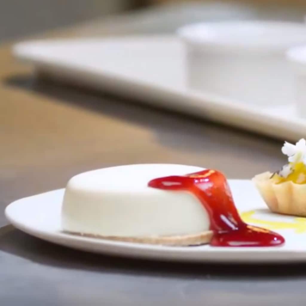 Panna cotta cu tartelette de fructe și topping de căpșuni Panna cotta cu tartelette de fructe și topping de căpșuni