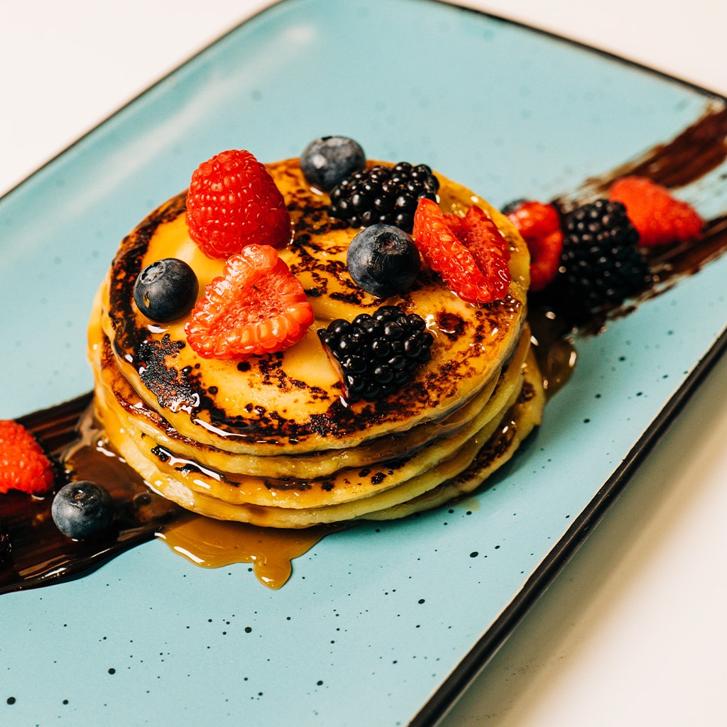 Prajitura pufoasa cu lapte de cocos, fructe de padure si topping de caramel Prajitura pufoasa cu lapte de cocos, fructe de padure si topping de caramel