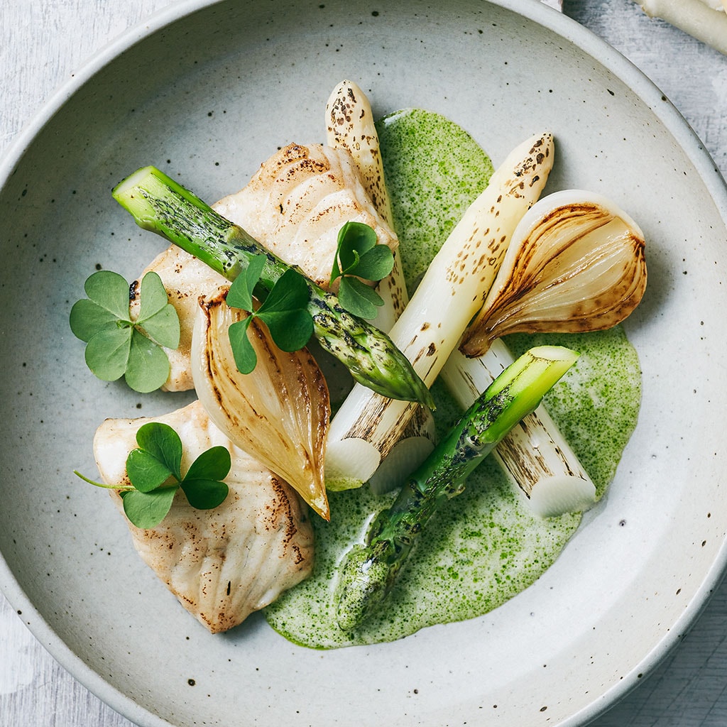 Calcan cu sparanghel prajit si ceapa la cuptor cu sos de vin alb si arpagic