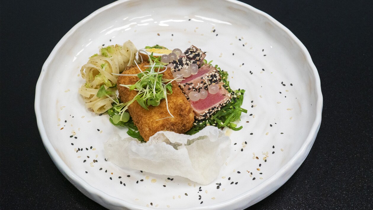 Ton rosu in crusta de susan, tofu silk in crusta panko, taitei de orez aromatizati cu pesto asiatic, ou marinat si salata de alge wakame – - Reţetă