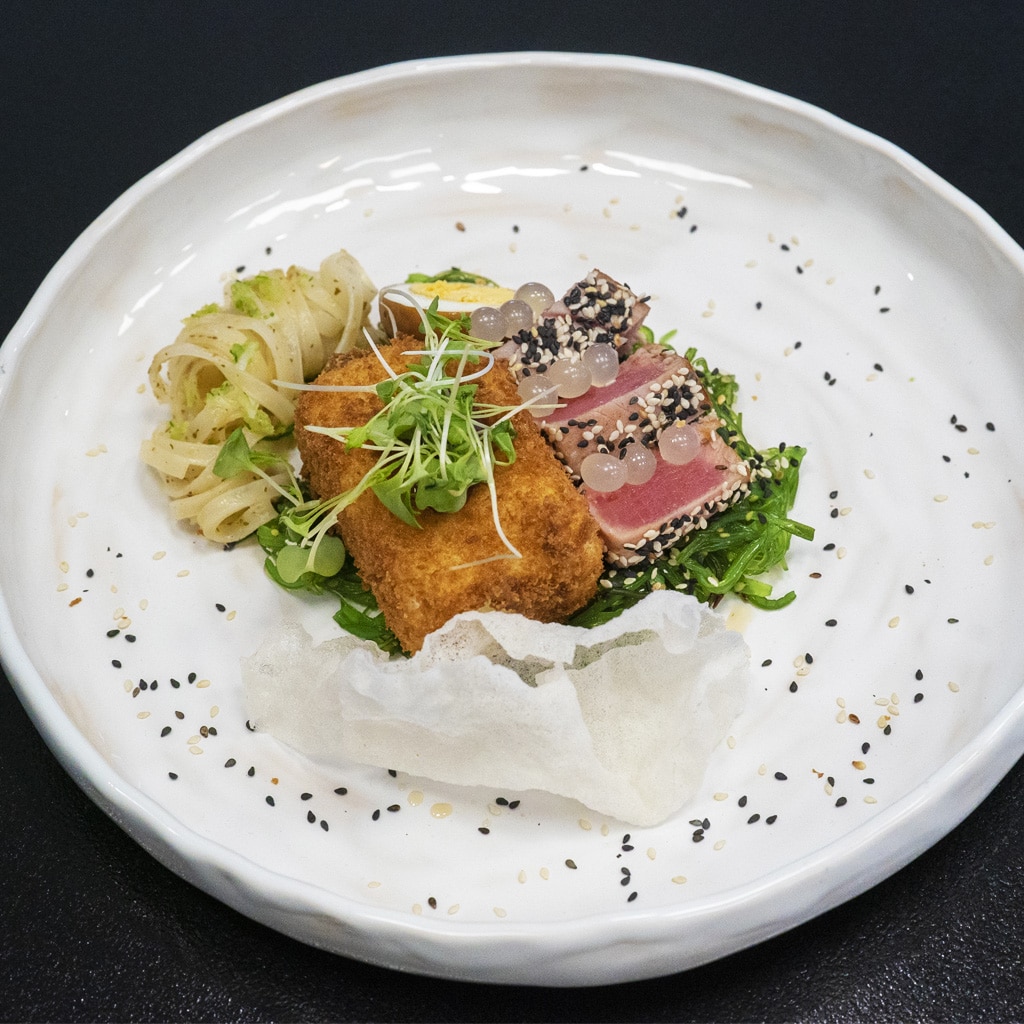 Ton rosu in crusta de susan, tofu silk in crusta panko, taitei de orez aromatizati cu pesto asiatic, ou marinat si salata de alge wakame Ton rosu in crusta de susan, tofu silk in crusta panko, taitei de orez aromatizati cu pesto asiatic, ou marinat si salata de alge wakame