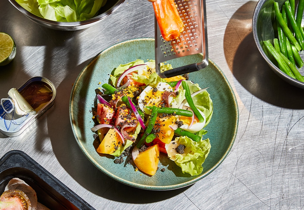 Salată Niçoise cu Bottarga și crumble de măsline negre – - Reţetă