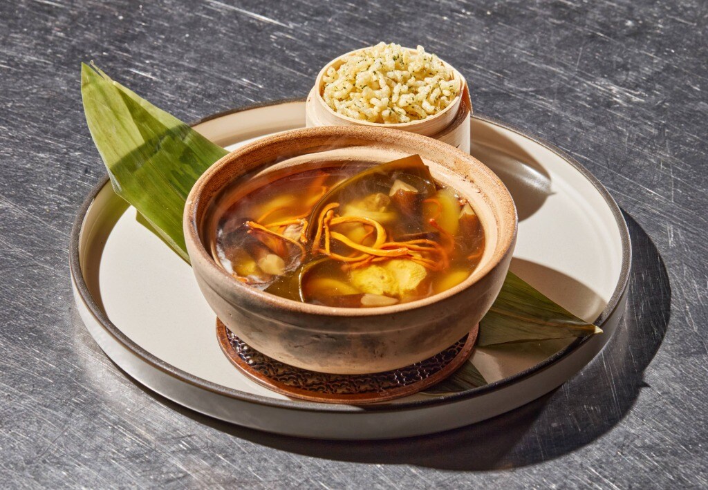 Consomme de pui cu floare de cordyceps și orez crocant – - Reţetă