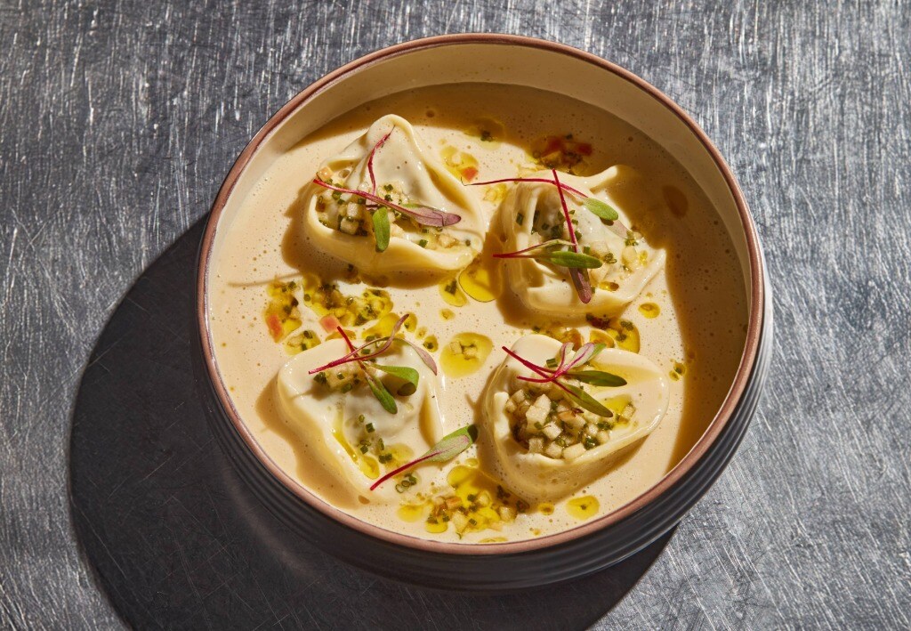 Tortellini cu ciuperci și usturoi negru în supă de brânză cu salsa de mere – - Reţetă