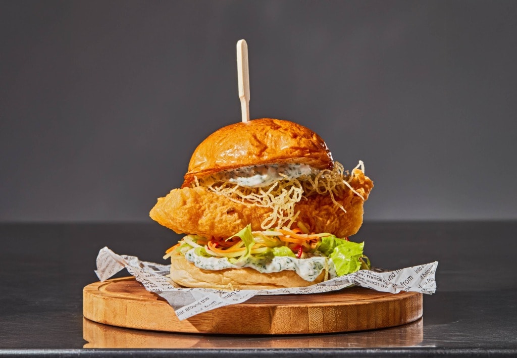 Burger de Pește și Cartofi Prăjiți Crocanți – - Reţetă