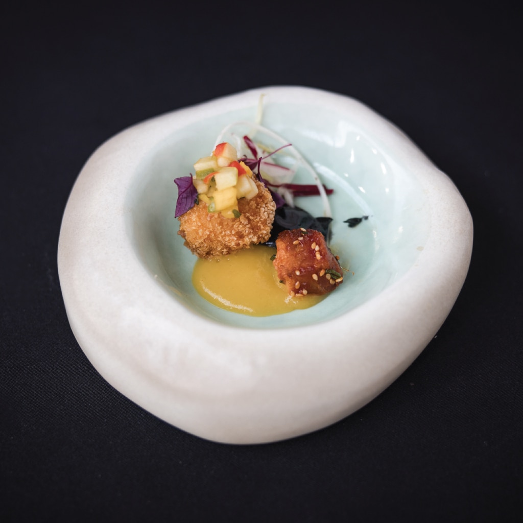 Arancini cu orez înăbușit în bulion lichid de homar, emulsie de usturoi negru, gel de mango, salsa de mere cu crocant din apio, ridiche și sfeclă roșie Arancini cu orez înăbușit în bulion lichid de homar, emulsie de usturoi negru, gel de mango, salsa de mere cu crocant din apio, ridiche și sfeclă roșie