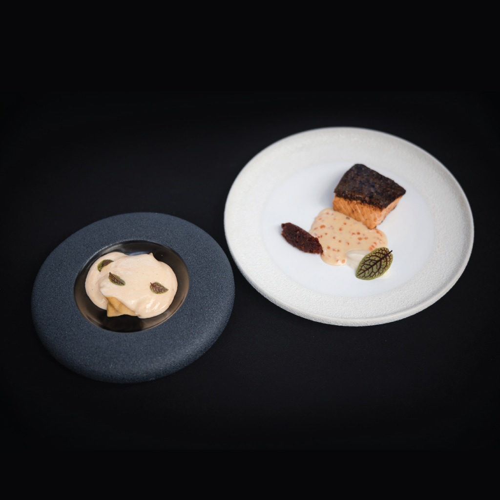 File de somon la tigaie aromatizat cu unt și citrus fresh, piure de roșii uscate, sos nantais cu icre de somon, tortelini umpluți cu creveți black tiger, piure de conopidă și spumă din supă de creveți File de somon la tigaie aromatizat cu unt și citrus fresh, piure de roșii uscate, sos nantais cu icre de somon, tortelini umpluți cu creveți black tiger, piure de conopidă și spumă din supă de creveți