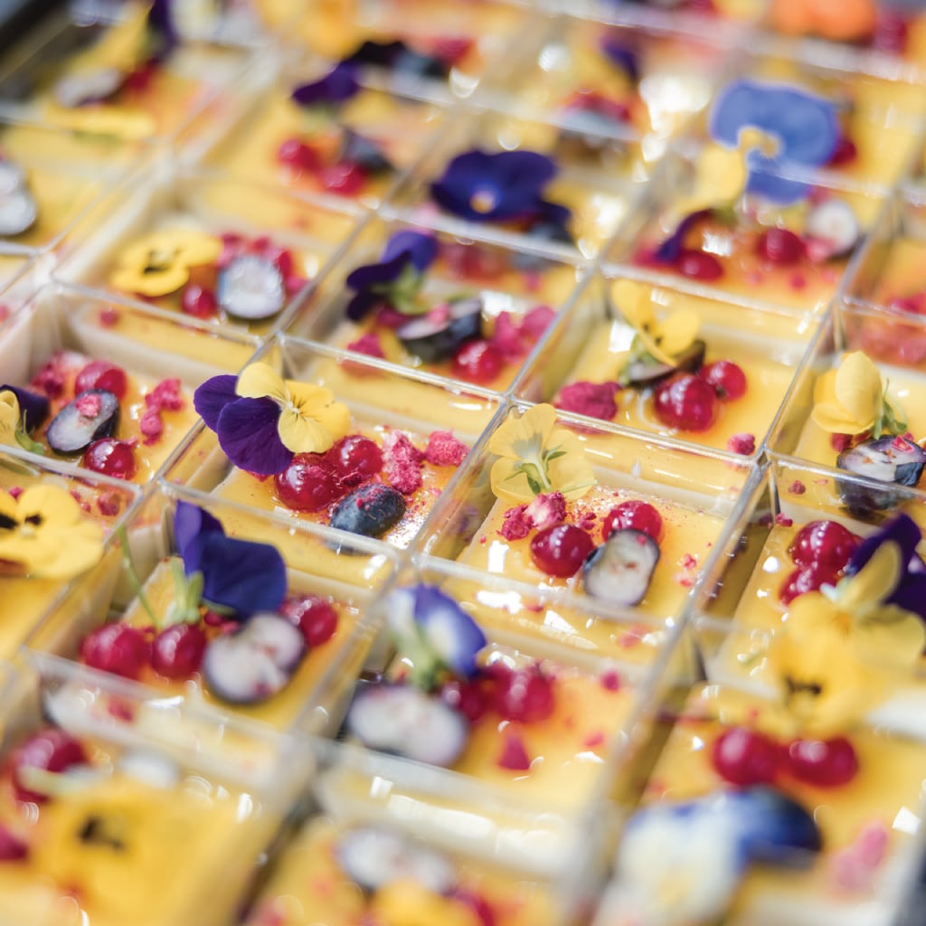 Panna Cotta cu lapte de cocos, fructe de pădure și sos de citrice