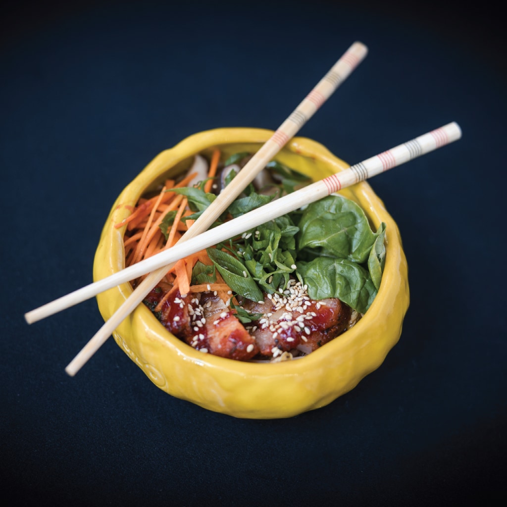 Ramen, salată bok choy, ciuperci aromatizate cu Deep Smoke, servit cu piept de porc marinat în sos Teriyaki Barbecue Ramen, salată bok choy, ciuperci aromatizate cu Deep Smoke, servit cu piept de porc marinat în sos Teriyaki Barbecue