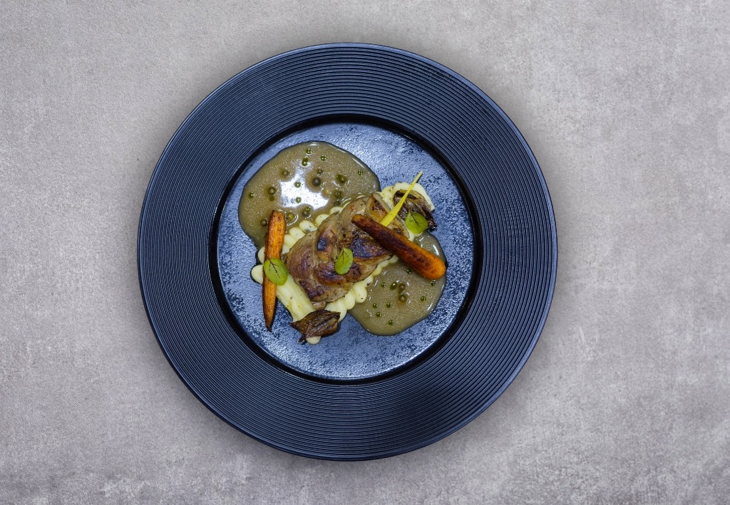 Mușchiuleț de porc marinat gătit sous – vide, acompaniat de piure de cartofi cu trufe și sos de piper verde – - Reţetă