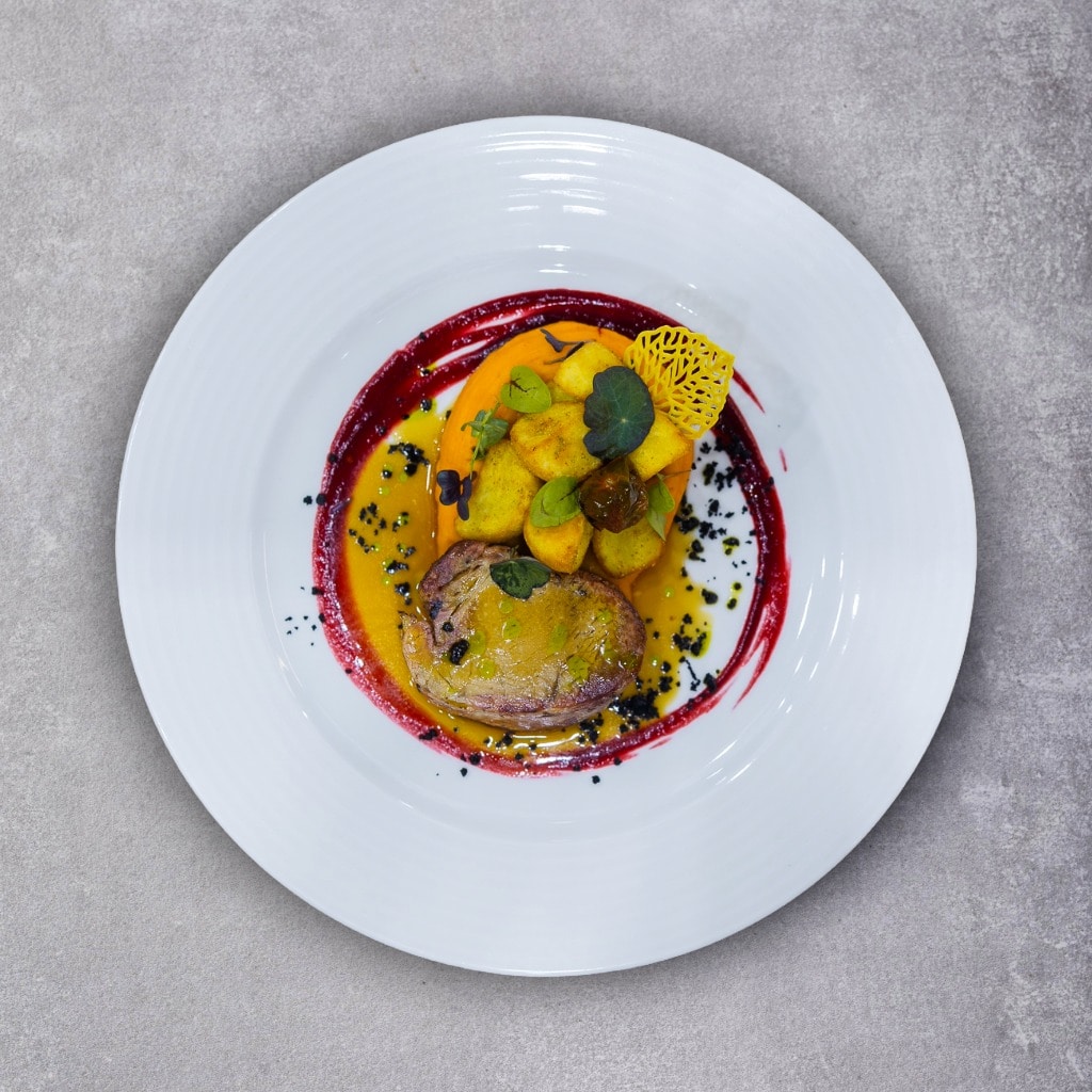 Ceafă de porc confit, cu sos de friptură și cartofi în două texturi