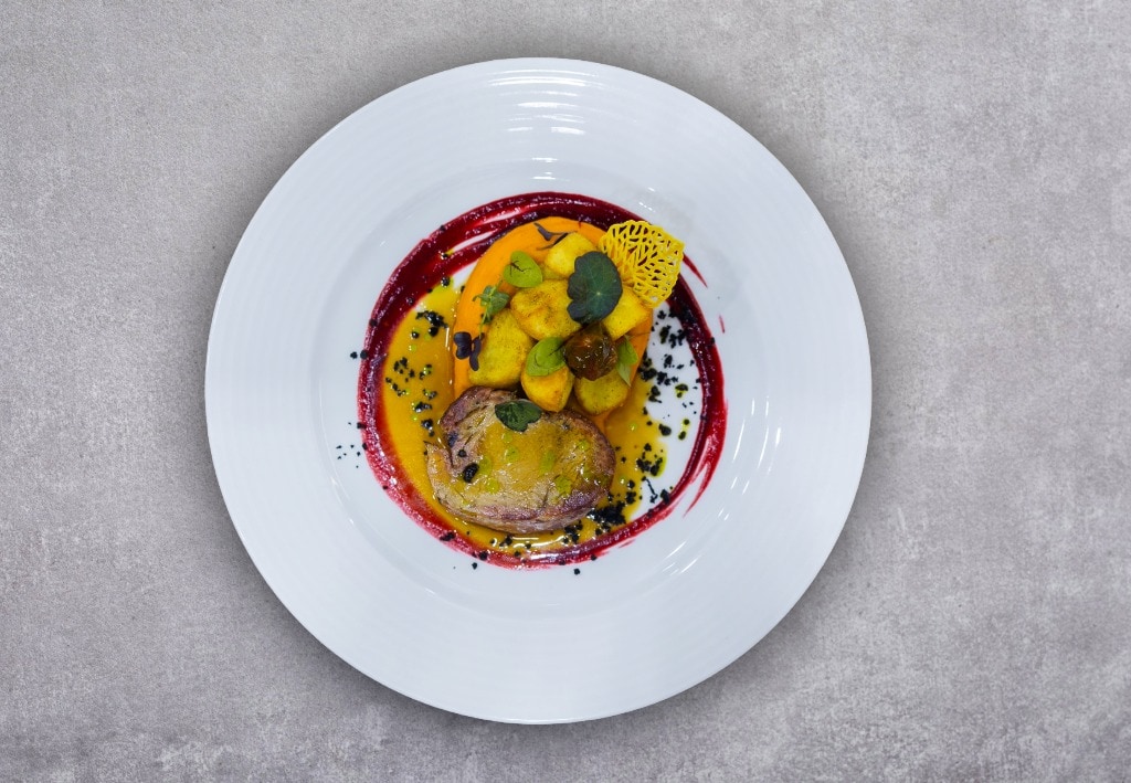 Ceafă de porc confit, cu sos de friptură și cartofi în două texturi – - Reţetă