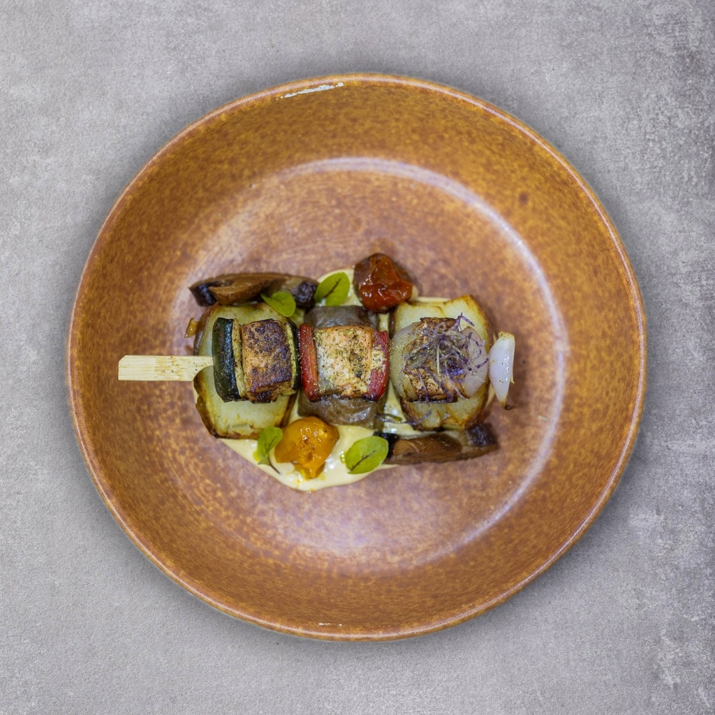 Mini frigărui cu somon marinat, zucchini, ceapă roșie și ardei gras, servite cu cartofi crocanți și sos olandez barbecue