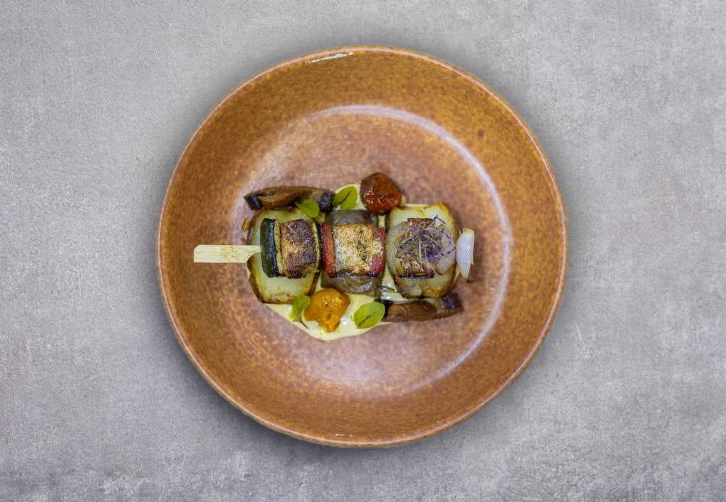 Mini frigărui cu somon marinat, zucchini, ceapă roșie și ardei gras, servite cu cartofi crocanți și sos olandez barbecue – - Reţetă