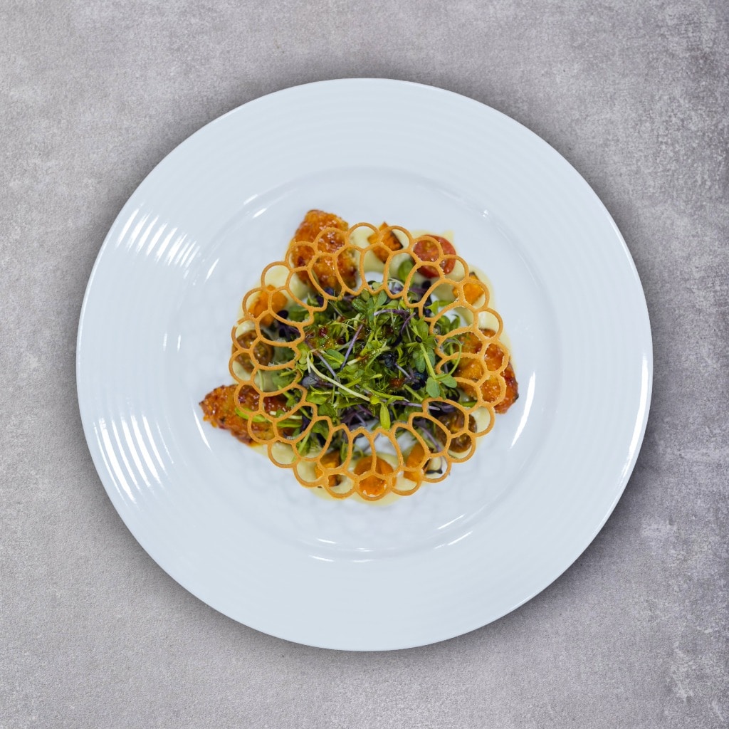 Salată de microplante cu fâșii de pui picant, piure de măr copt și vinegretă de citrice