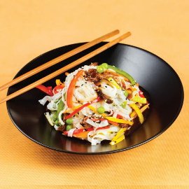 Noodles la wok asezonati cu supa clara de vita Noodles la wok asezonati cu supa clara de vita