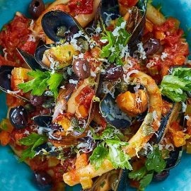 Paste cu midii, rosii si masline Paste cu midii, rosii si masline