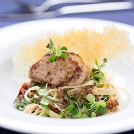 Spaghete cu rosii uscate si felii de muschiulet de vita cu sos de unt si lamaie Spaghete cu rosii uscate si felii de muschiulet de vita cu sos de unt si lamaie