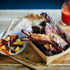 Coaste de miel cu dressing de ardei gras si legume dulce acrisoare Coaste de miel cu dressing de ardei gras si legume dulce acrisoare