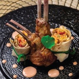 Cotlete de miel, cu wrap de legume marinate in vinegreta fructul pasiunii si sos picant Cotlete de miel, cu wrap de legume marinate in vinegreta fructul pasiunii si sos picant