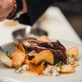 Mititei umpluti cu branza de capra, cipsuri de cartofi si spuma de mustar cu perle de branza Mititei umpluti cu branza de capra, cipsuri de cartofi si spuma de mustar cu perle de branza