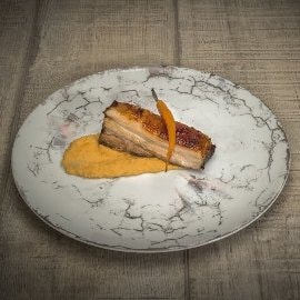 Piept de porc la cuptor cu piure de morcovi infuzat cu anason si morcovi tineri caramelizati cu reductie de otet balsamic Piept de porc la cuptor cu piure de morcovi infuzat cu anason si morcovi tineri caramelizati cu reductie de otet balsamic