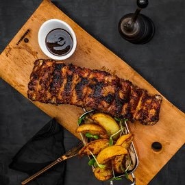 Scarita de porc cu sos de barbeque si cartofi parfumati cu usturoi si cimbru Scarita de porc cu sos de barbeque si cartofi parfumati cu usturoi si cimbru